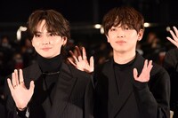 左から吉野北人、宮世琉弥