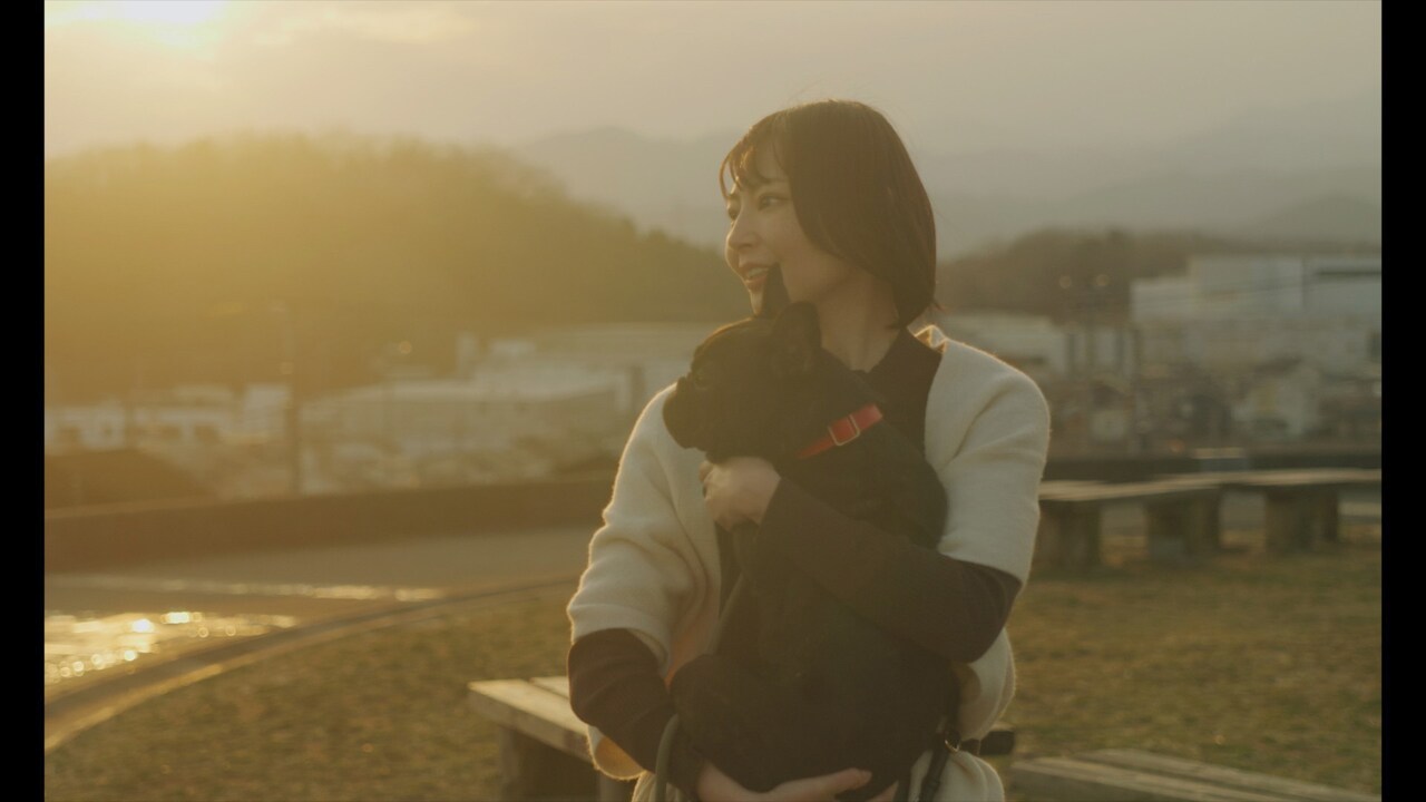 吉川流光プロデュース作公開、内気な主人公とフレンチブルドッグの映画「アイチェルカーレ」