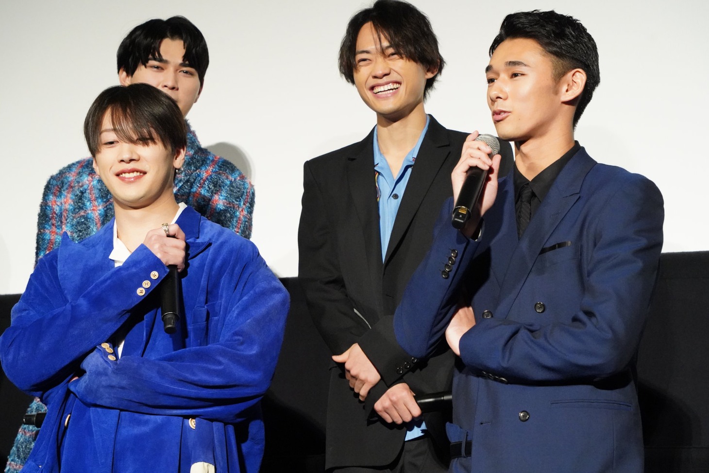 アクションを回想する木下暖日（手前右）