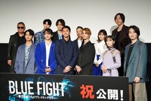 「BLUE FIGHT ～蒼き若者たちのブレイキングダウン～」公開記念舞台挨拶の様子。後列左から三池崇史、真田理希、中山翔貴、せーや、田中美久、溝口勇児。前列左から仲野温、久遠親、木下暖日、吉澤要人、加藤小夏、カルマ