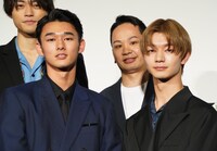 「BLUE FIGHT ～蒼き若者たちのブレイキングダウン～」公開記念舞台挨拶より、木下暖日（手前左）と吉澤要人（手前右）