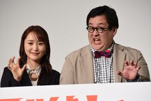 怪獣ポーズをするぐんぴぃ（右）、菅井友香（左）