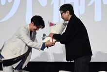 イベント当日が誕生日だった鶴巻和哉（右）に花束を渡す土屋神葉（左）
