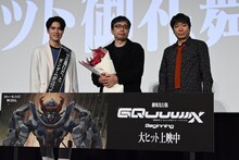 劇場先行版「機動戦士Gundam GQuuuuuuX（ジークアクス）-Beginning-」大ヒット御礼舞台挨拶の様子。左から土屋神葉、鶴巻和哉、榎戸洋司