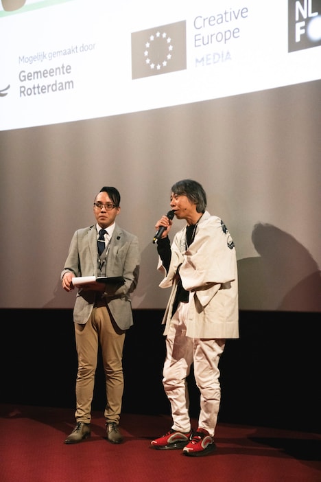 「次元を超える」ワールドプレミア後のQ&Aに登壇した豊田利晃（右）