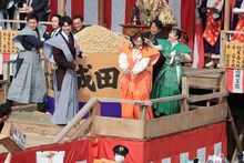 節分祭の様子。大量の豆と「おむすび」のキャスト佐野勇斗（手前左）、松井玲奈（手前中央）、みりちゃむ（手前右）