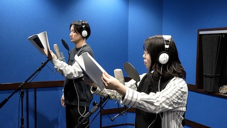 「フライト・リスク」日本語吹替版のアフレコの様子。手前から山崎ケイ、山添寛