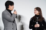 平岡祐太（左）と桜井玲香（右）