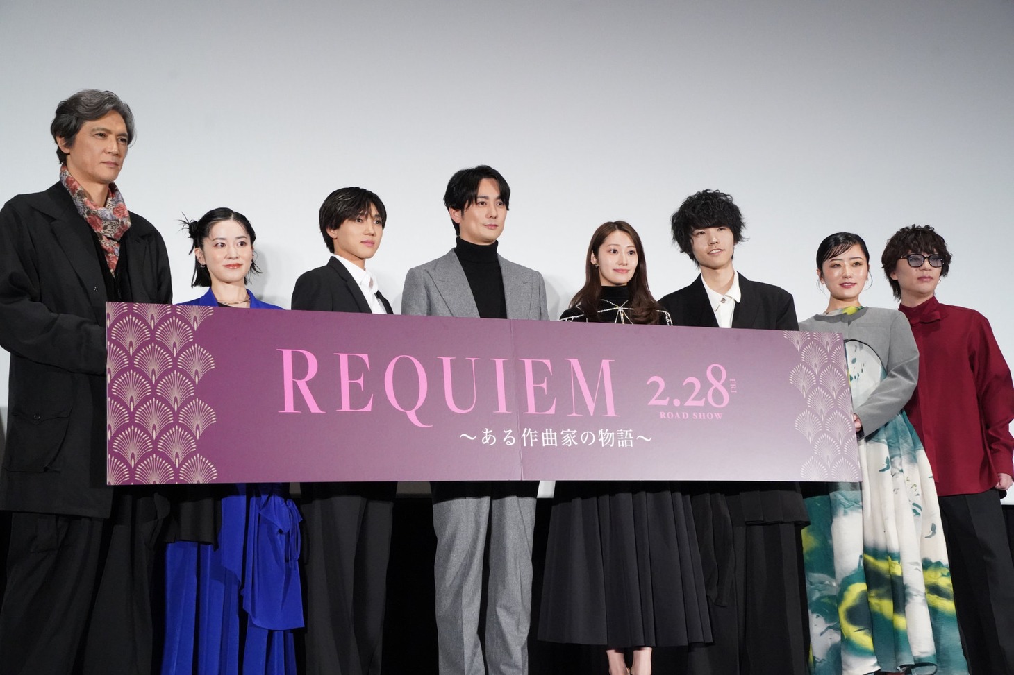 「REQUIEM～ある作曲家の物語～」完成披露試写会の様子。左から加藤雅也、上地由真、安井謙太郎、平岡祐太、桜井玲香、けいちゃん、関川ゆか、菅野祐悟