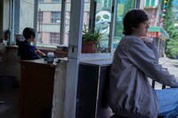 左からジョウ・シュン（周迅）演じるチョウ、ワン・イーボー（王一博）演じるリー