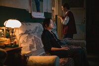 ジョウ・シュン（周迅）演じるチョウ（手前）