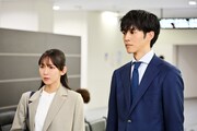 「御上先生」より、松坂桃李扮する御上孝（右）と吉岡里帆演じる是枝文香（左）(c)TBS