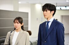 「御上先生」より、松坂桃李扮する御上孝（右）と吉岡里帆演じる是枝文香（左）(c)TBS