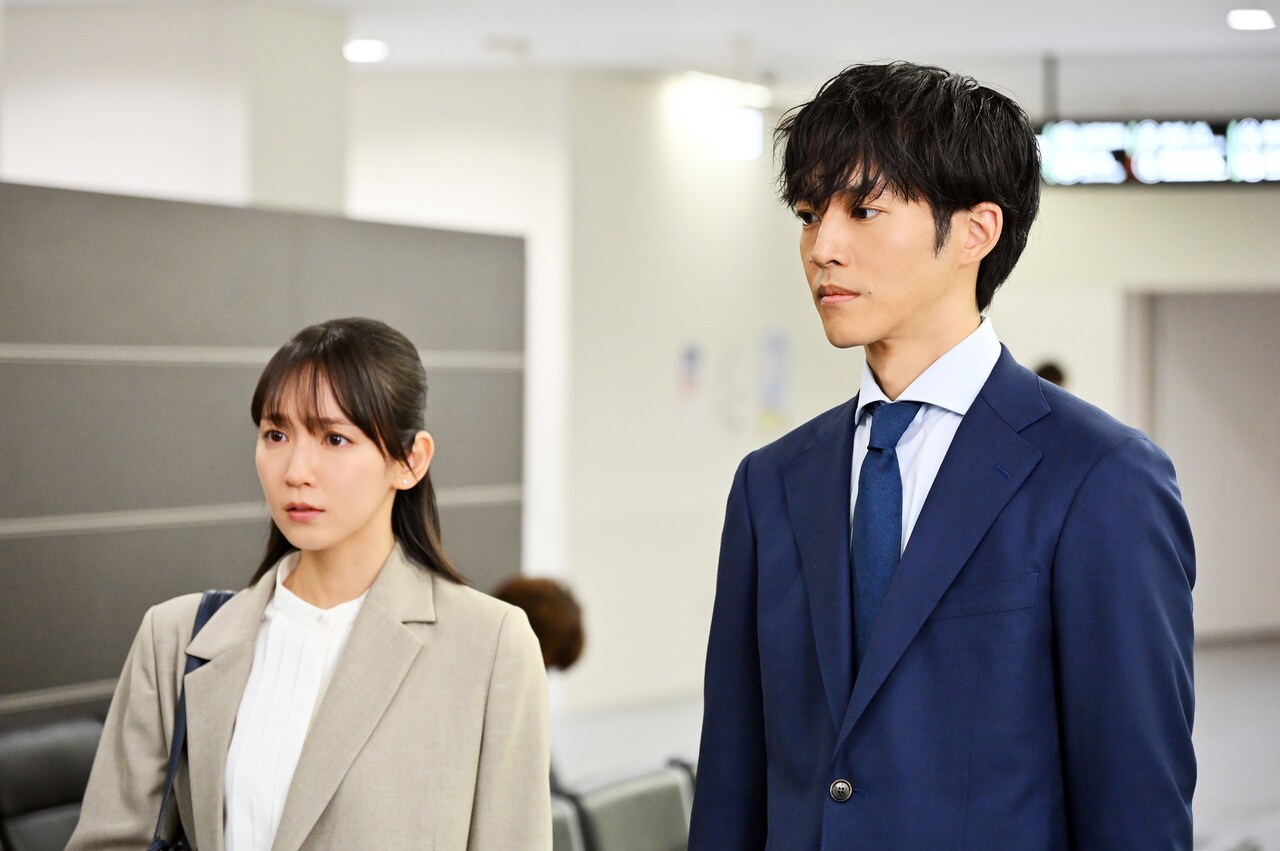 「御上先生」より、松坂桃李扮する御上孝（右）と吉岡里帆演じる是枝文香（左）(c)TBS