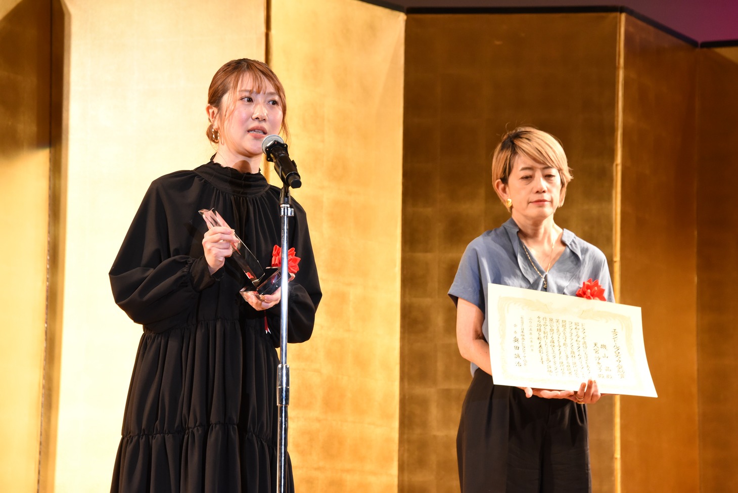 「不適切にもほどがある！」でテレビ部門のプロデューサー奨励賞を受賞した天宮沙恵子（左）