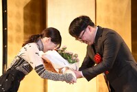 左から伊藤沙莉、尾崎裕和