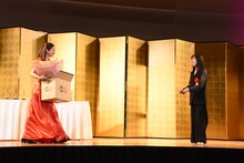 新井順子（右）の祝福に駆け付けた満島ひかり（左）