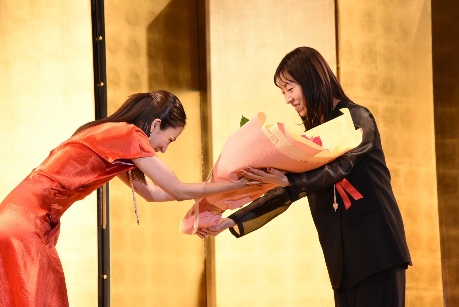 左から満島ひかり、新井順子