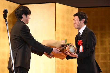 左から藤井道人、水木雄太