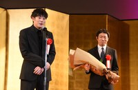 水木雄太（右）の祝福に駆け付けた藤井道人（左）