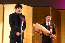 水木雄太（右）の祝福に駆け付けた藤井道人（左）