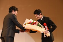 左から田中圭、高橋文哉