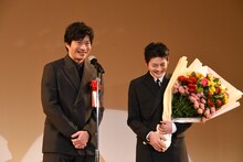 少し照れくさそうな高橋文哉（右）