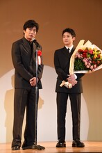 左から田中圭、高橋文哉