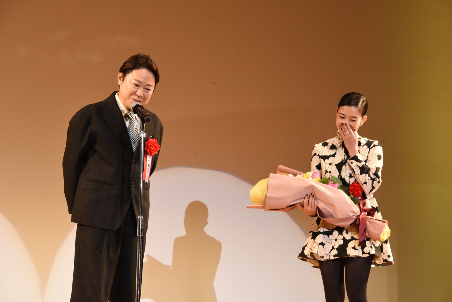 左から阿部サダヲ、河合優実