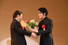 左から阿部サダヲ、水上恒司