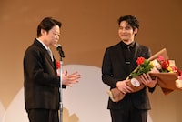 左から阿部サダヲ、水上恒司