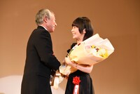 左から柳葉敏郎、趣里