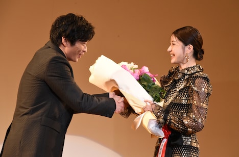 左から田中圭、松本若菜