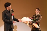 左から田中圭、松本若菜