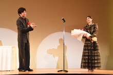 左から田中圭、松本若菜