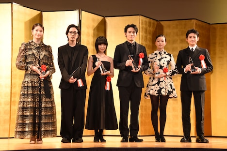 新人賞を受賞した俳優陣。左から松本若菜、若葉竜也、趣里、水上恒司、河合優実、高橋文哉