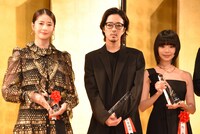 左から松本若菜、若葉竜也、趣里
