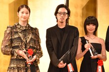 左から松本若菜、若葉竜也、趣里