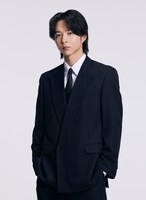 「復讐カレシ～溺愛社長の顔にはウラがある～」より、佐鳥駿を演じる鈴木仁