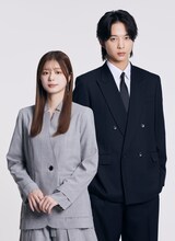 「復讐カレシ～溺愛社長の顔にはウラがある～」より、紺野彩夏（左）と鈴木仁（右）