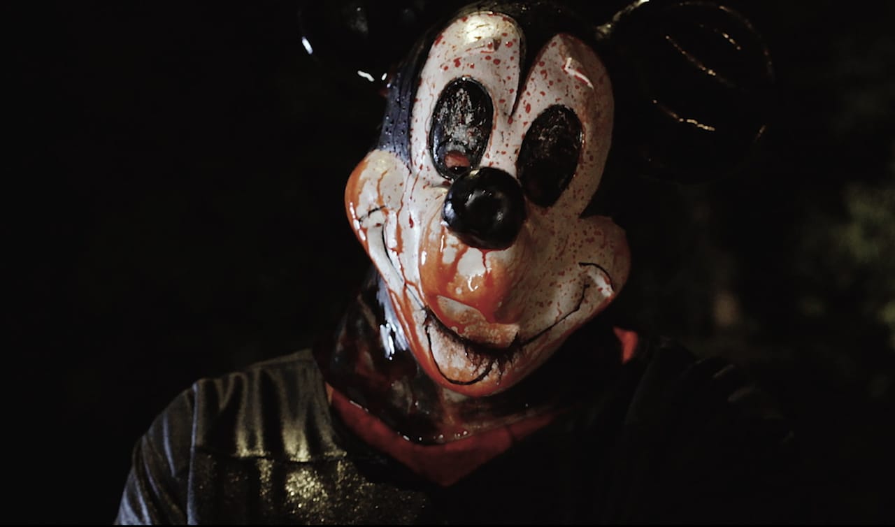 “悪”夢の国へようこそ…少女がミッキーを前に絶叫「マッド・マウス」予告到着