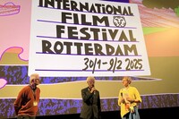 ロッテルダム国際映画祭に参加した根岸吉太郎（中央）