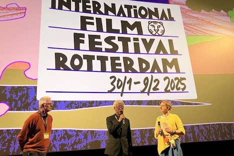 ロッテルダム国際映画祭に参加した根岸吉太郎（中央）