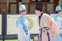 韓国ドラマ「チェックイン漢陽（ハニャン）」より、パク・ジェチャン（DKZ）演じるコ・スラ（左）