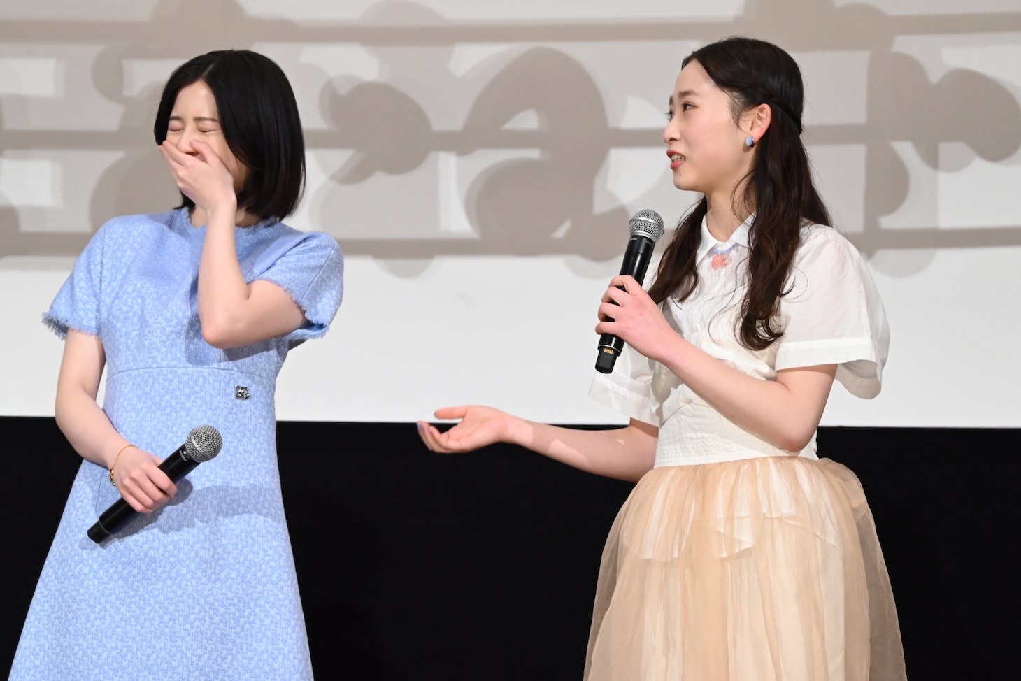 左から桜田ひより、伊東蒼