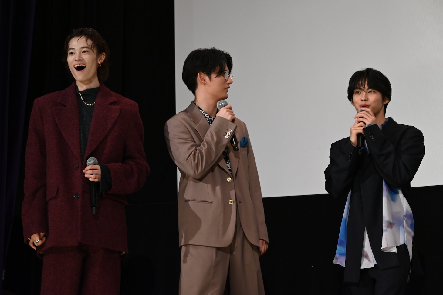 サンプラザ中野くんとパッパラー河合のサプライズ登場に驚く窪塚愛流（左）、藤原大祐（中央）、神尾楓珠（右）