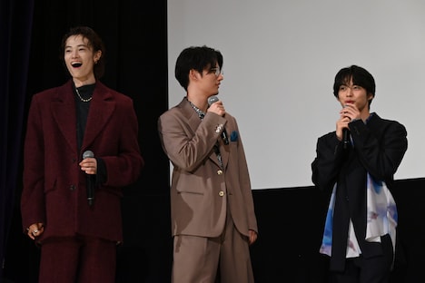 サンプラザ中野くんとパッパラー河合のサプライズ登場に驚く窪塚愛流（左）、藤原大祐（中央）、神尾楓珠（右）