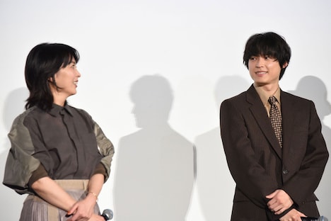 テンポのいい掛け合いを見せたのち、アイコンタクトを交わす松たか子（左）と松村北斗（右）