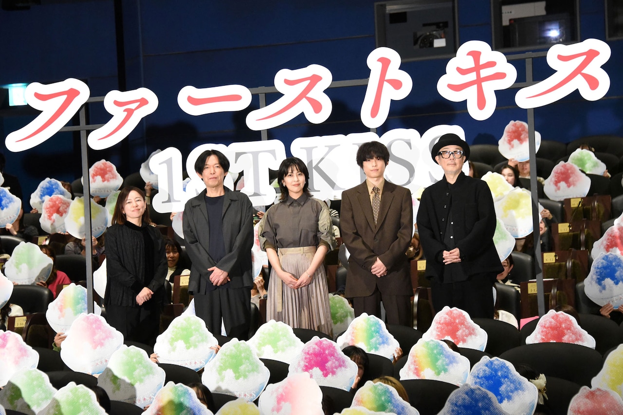 「ファーストキス 1ST KISS」初日舞台挨拶にて、左から塚原あゆ子、坂元裕二、松たか子、松村北斗、リリー・フランキー
