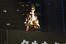 日本のファッションブランド「A BATHING APE」のキャラクター「BABY MILO」のグッズを身につけ登場したティモシー・シャラメ